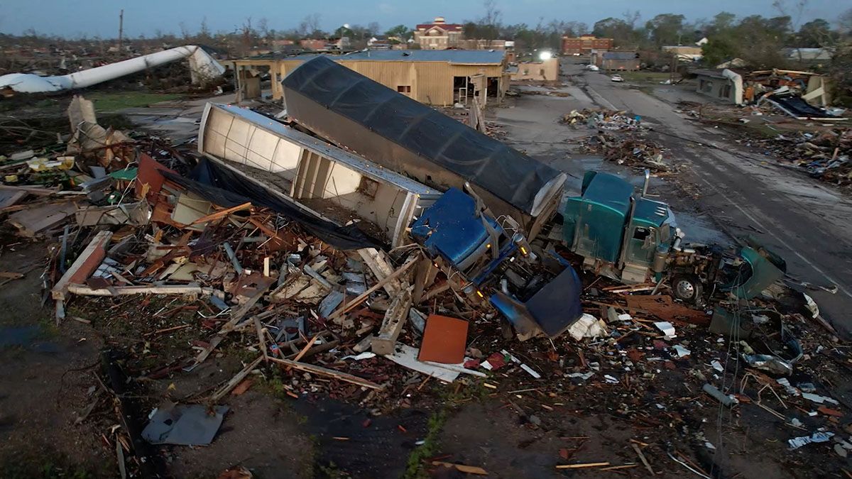 El tornado dejó un rastro de daños de más de 160 kilómetros.