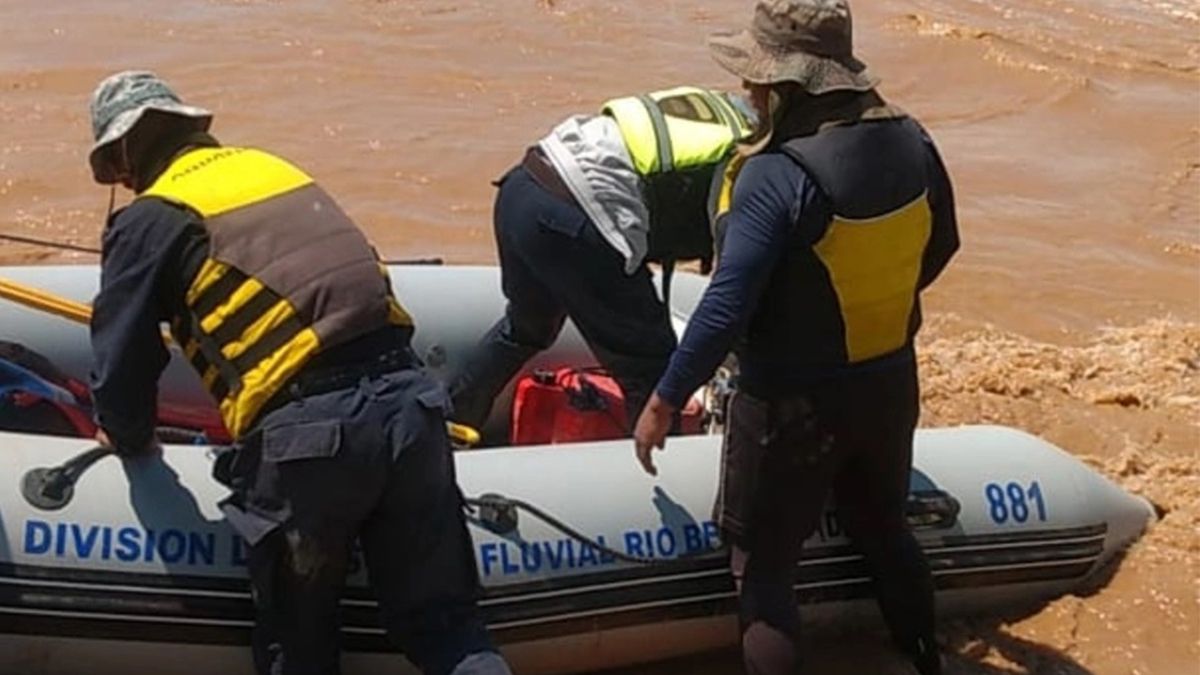 Un hombre fue hallado muerto durante la búsqueda de sobrevivientes iniciada ayer en el caudaloso río Bermejo luego de que una barcaza en la que viajaban unas 20 personas se averiara