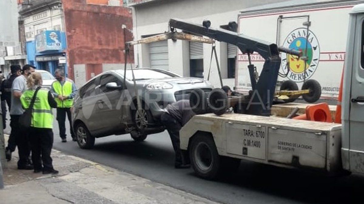 Inspectores municipales detectaban autos que circulaban en la ciudad realizando traslado de personas de manera ilegal bajo la modalidad de Uber. Los autos eran trasladados al Corralón Municipal y sus conductores, multados.