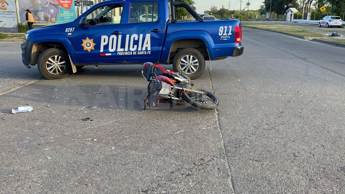 El choque se produjo antes de las 7 de este sábado. Personal de la policía de Santa Fe trabajó en la zona.
