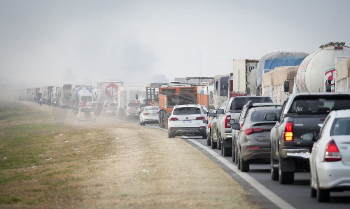 Los autos circulan por la banquina en los piquetes que hay en la autopista Rosario - Buenos Aires.