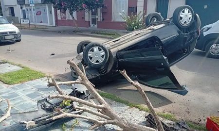 Un joven de 21 años volcó con su Renault Clío tras impactar contra una planta. Fue hospitalizado por prevención. Un joven de 21 años volcó con su Renault Clío tras impactar contra una planta. Fue hospitalizado por prevención.
