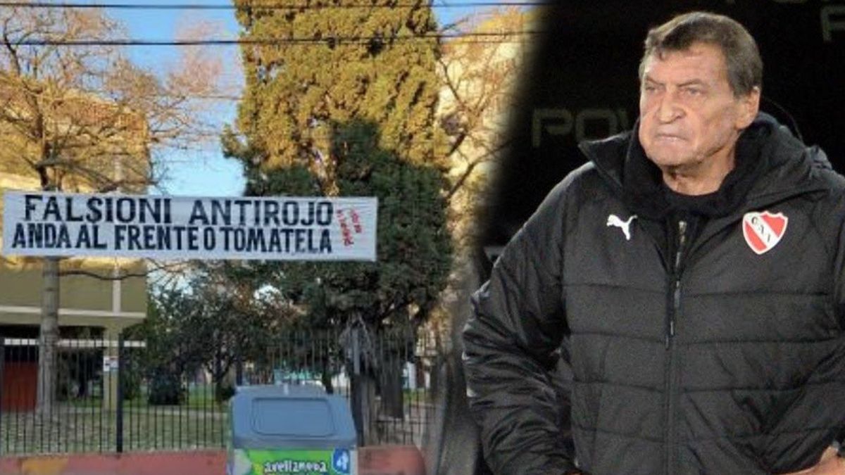 Colgaron un pasacalle contra Julio César Falcioni en inmediaciones del estadio del Club Atlético Independiente.