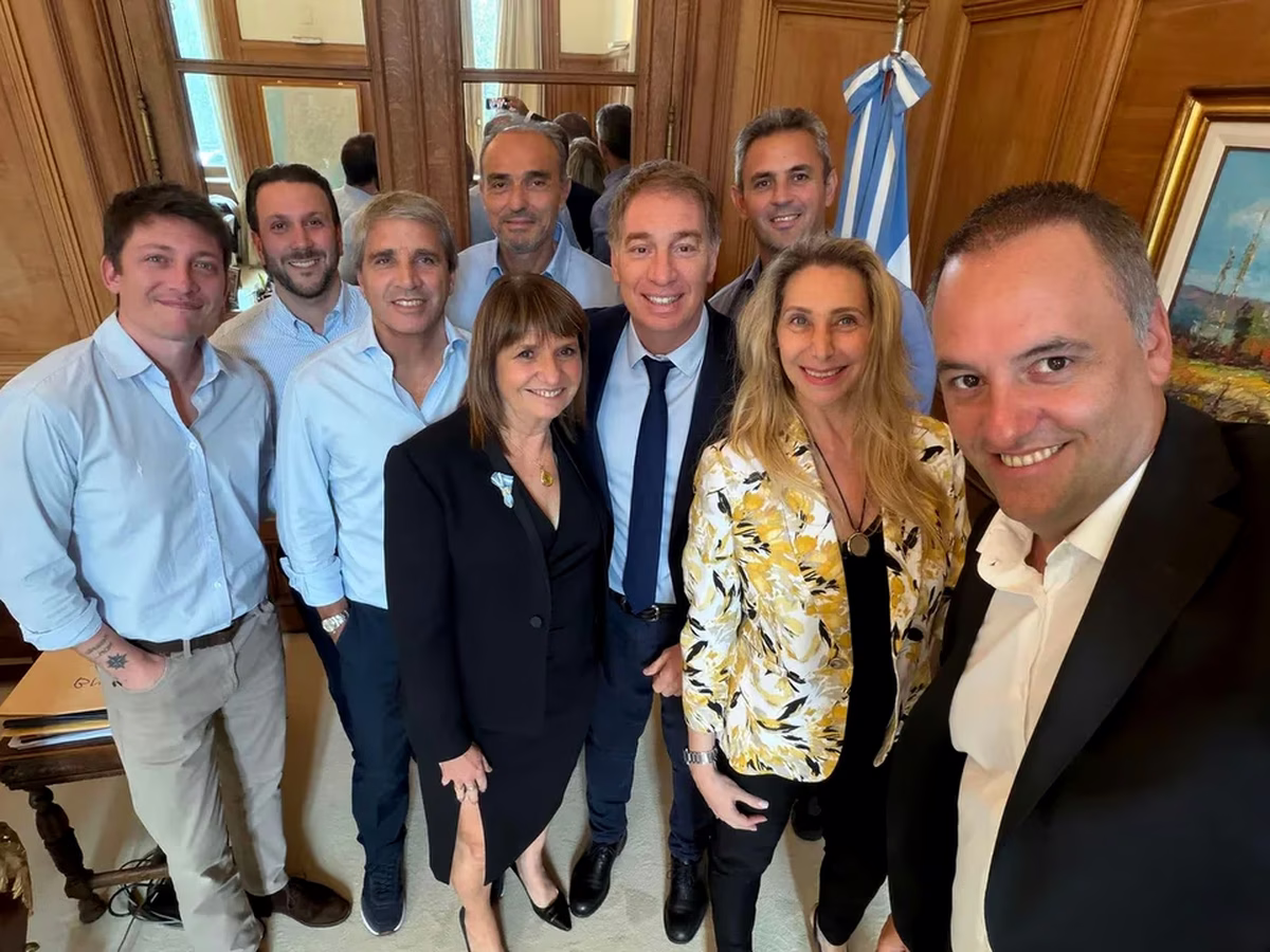 La secretaria general de la Presidencia, Karina Milei, convocó a una reunión de la mesa política de La Libertad Avanza para el próximo martes, en el primer encuentro del órgano tras la renuncia de Manuel Adorni y que marcará el debut de Diego Santilli en su nuevo rol como jefe de Gabinete.