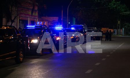 Efectivos de la Policía de Santa Fe y Gendarmería trabajan en el desalojo de los terrenos usurpados hace casi seis meses en el norte de la ciudad. Efectivos de la Policía de Santa Fe y Gendarmería trabajan en el desalojo de los terrenos usurpados hace casi seis meses en el norte de la ciudad.