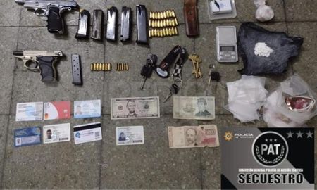 Tres jóvenes fueron detenidos por la Policía de Acción Táctica en Rosario. Incautaron armas, una moto y cocaína.