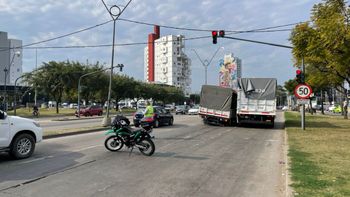 Un camión perdió una rueda sobre Avenida Alem y complicó el tránsito en Santa Fe