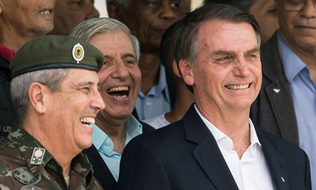 Bolsonaro da indicios de que el ministro de Defensa será su compañero de fórmula. Bolsonaro da indicios de que el ministro de Defensa será su compañero de fórmula.