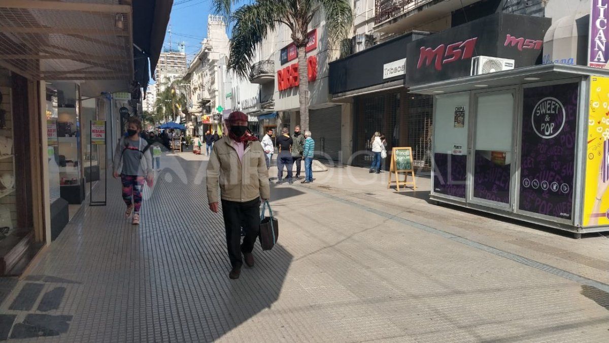 Varios vecinos desafiaron las restricciones y salieron a la peatonal donde varios comercios abrieron