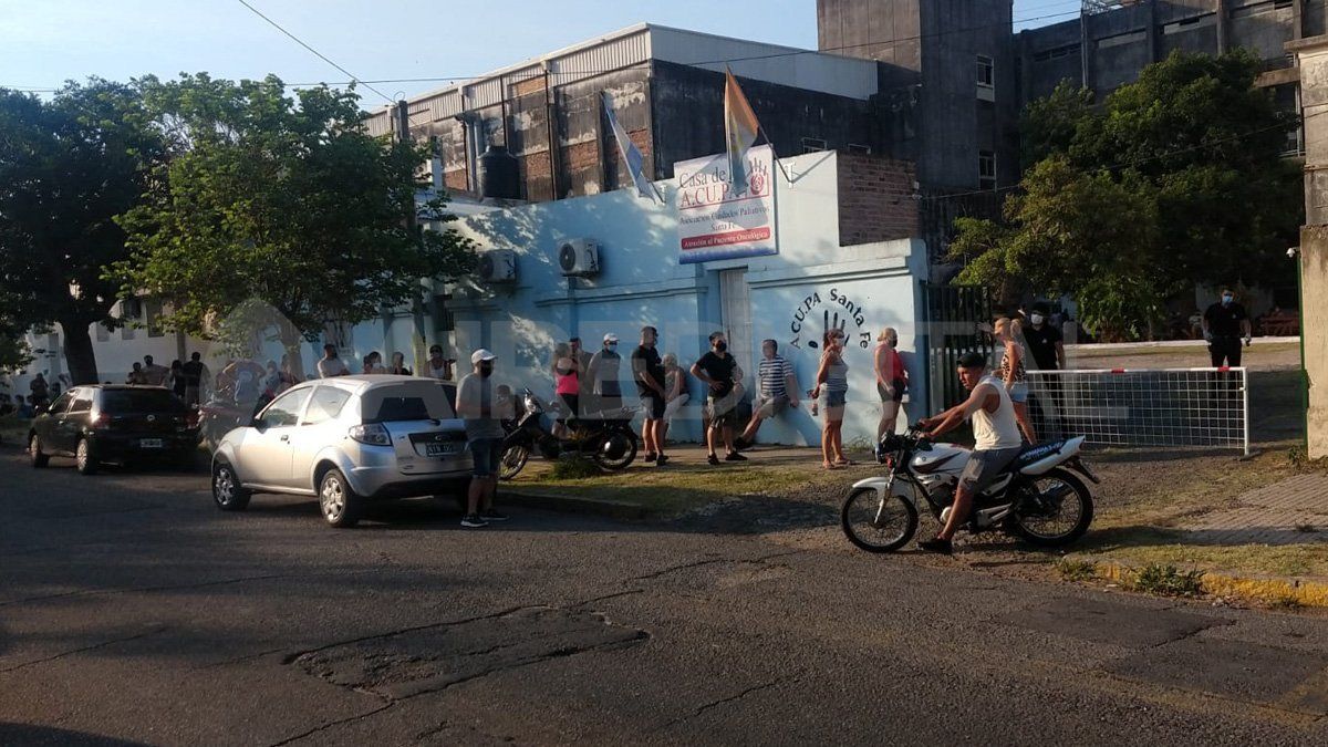 En el viejo Hospital Iturraspe se registraron extensas filas durante todo el lunes para acceder a un hisopado.