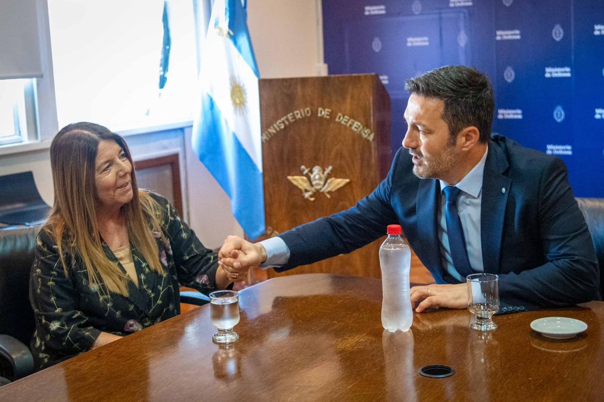 La deriva del radicalismo según Luis Petri, de impulsar los Juicios a las Juntas a contratar a una militante de la impunidad como asesora del Ministerio de Defensa de la Nación. La deriva del radicalismo según Luis Petri, de impulsar los Juicios a las Juntas a contratar a una militante de la impunidad como asesora del Ministerio de Defensa de la Nación.
