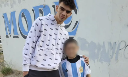 Viral: un joven de 18 años le regaló una camiseta de Argentina a un niño que limpiaba vidrios Viral: un joven de 18 años le regaló una camiseta de Argentina a un niño que limpiaba vidrios