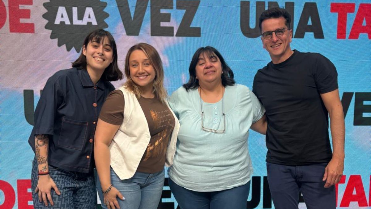 Marina Chipoloni, enfermera del Hospital Alassia en Santa Fe, junto a los periodistas de AIRE, Valeria Amaya, Erico Vega y Josefina Palamedi. Marina Chipoloni, enfermera del Hospital Alassia en Santa Fe, junto a los periodistas de AIRE, Valeria Amaya, Erico Vega y Josefina Palamedi.