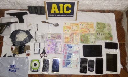 Se secuestraron armas de fuego, dinero en efectivo y cocaina y marihuana fraccionada para la venta Se secuestraron armas de fuego, dinero en efectivo y cocaina y marihuana fraccionada para la venta