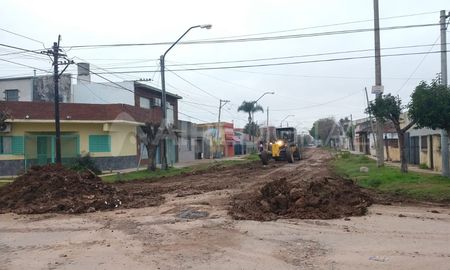 El pasado viernes, los vecinos que se verán beneficiados con la obra -pero que hoy padecen las demoras y los trastornos que generan los trabajos- volvieron a advertir que las tareas se habían paralizado. El pasado viernes, los vecinos que se verán beneficiados con la obra -pero que hoy padecen las demoras y los trastornos que generan los trabajos- volvieron a advertir que las tareas se habían paralizado.