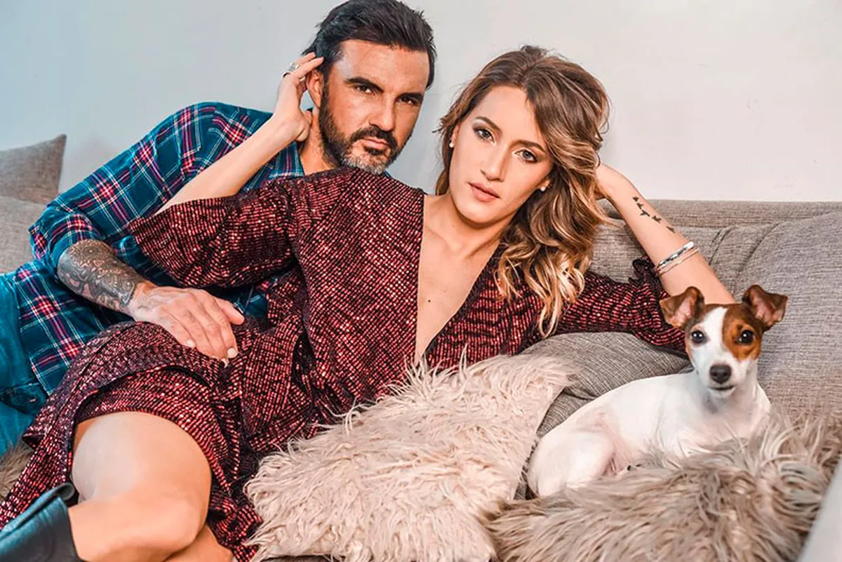 El living de Mica Viciconte y Fabián Cubero.