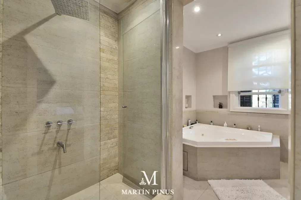 El espectacular baño que usaban Jorge Rial y Romina Pereiro.