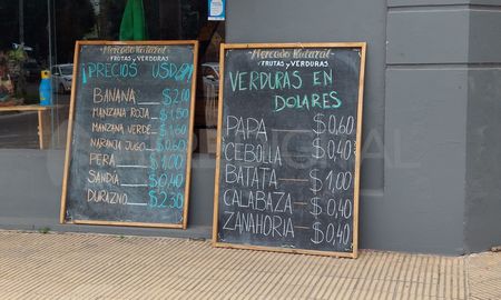 Los carteles de los precios de las frutas y verduras en dólares llamaron la atención de los clientes. Los carteles de los precios de las frutas y verduras en dólares llamaron la atención de los clientes.