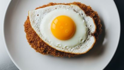 Adiós a la sartén: cómo hacer unos huevos épicos para tu milanesa