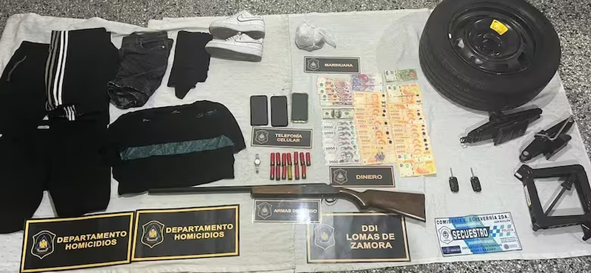 Los objetos secuestrados durante los registros en las viviendas de los sospechosos. Los objetos secuestrados durante los registros en las viviendas de los sospechosos.