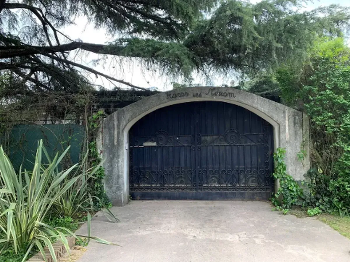 La gran propiedad del Indio Solari cuenta con un enorme portón de entrada.