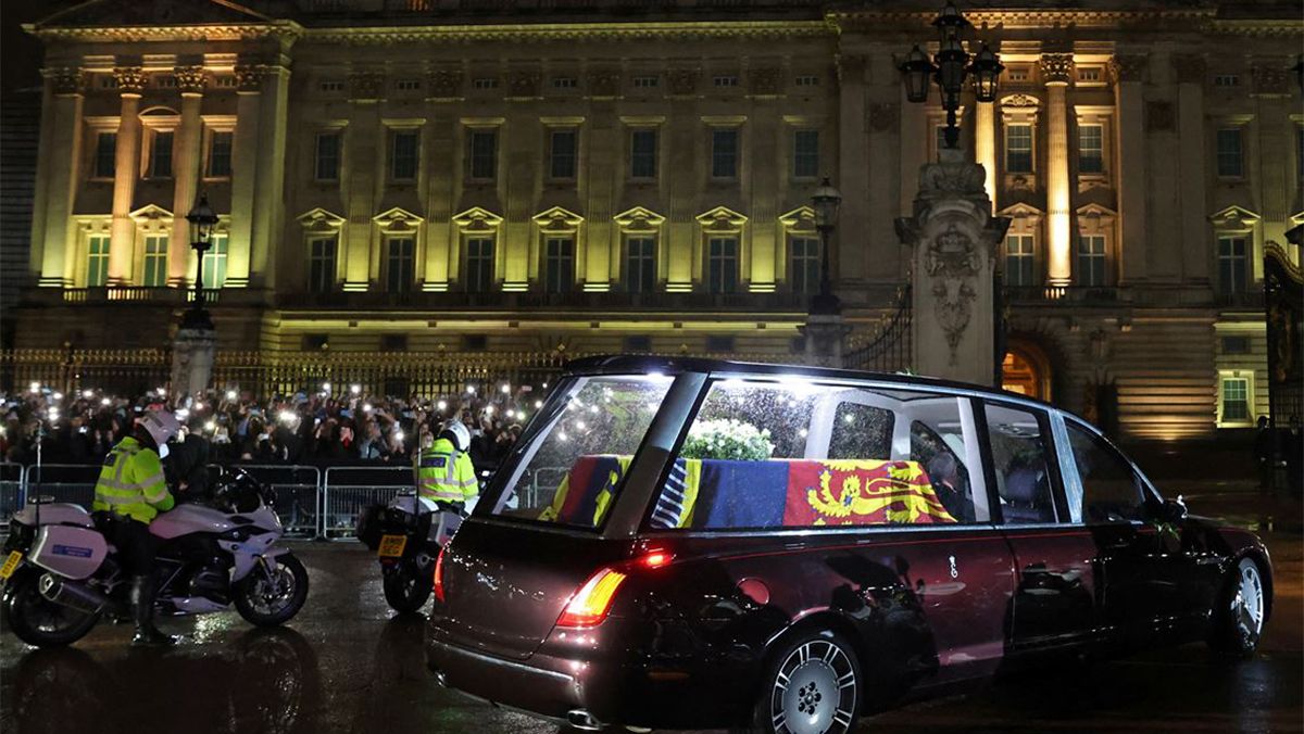 El féretro con los restos de la reina Isabel II llegó en la noche de este martes al palacio de Buckingham