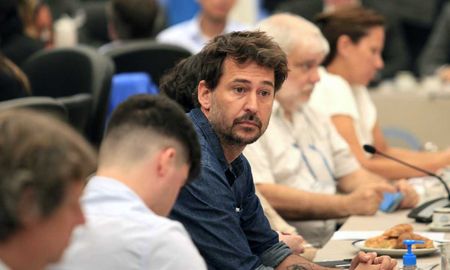 El director de cine, Santiago Mitre, participa del debate de la ley ómnibus, en el anexo del Congreso Nacional. El director de cine, Santiago Mitre, participa del debate de la ley ómnibus, en el anexo del Congreso Nacional.