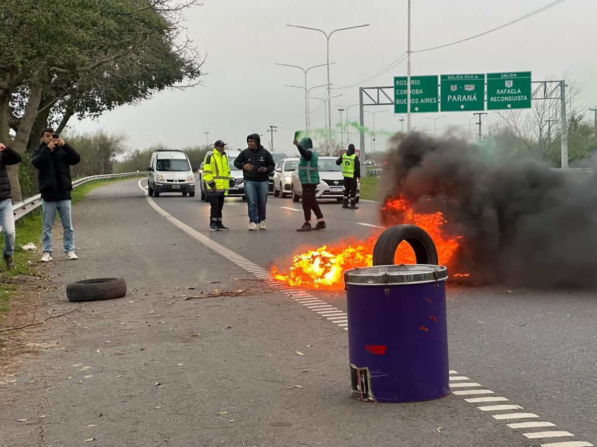Los cortes de tránsito en la Autopista Rosario - Santa Fe fueron en ambas manos.