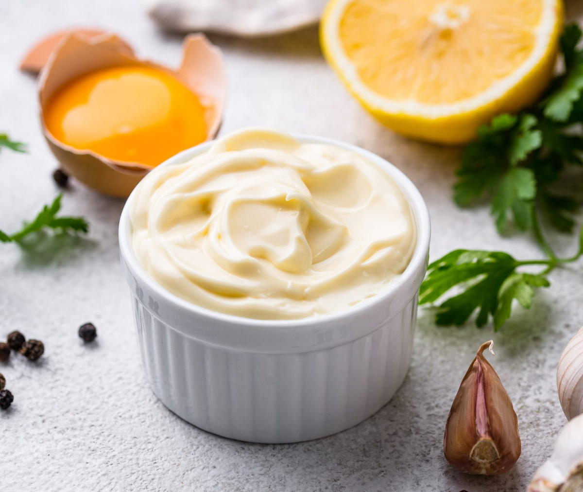 La mayonesa de ajo es una versión deliciosa que queda muy bien en sándwiches o ensaladas. La mayonesa de ajo es una versión deliciosa que queda muy bien en sándwiches o ensaladas.