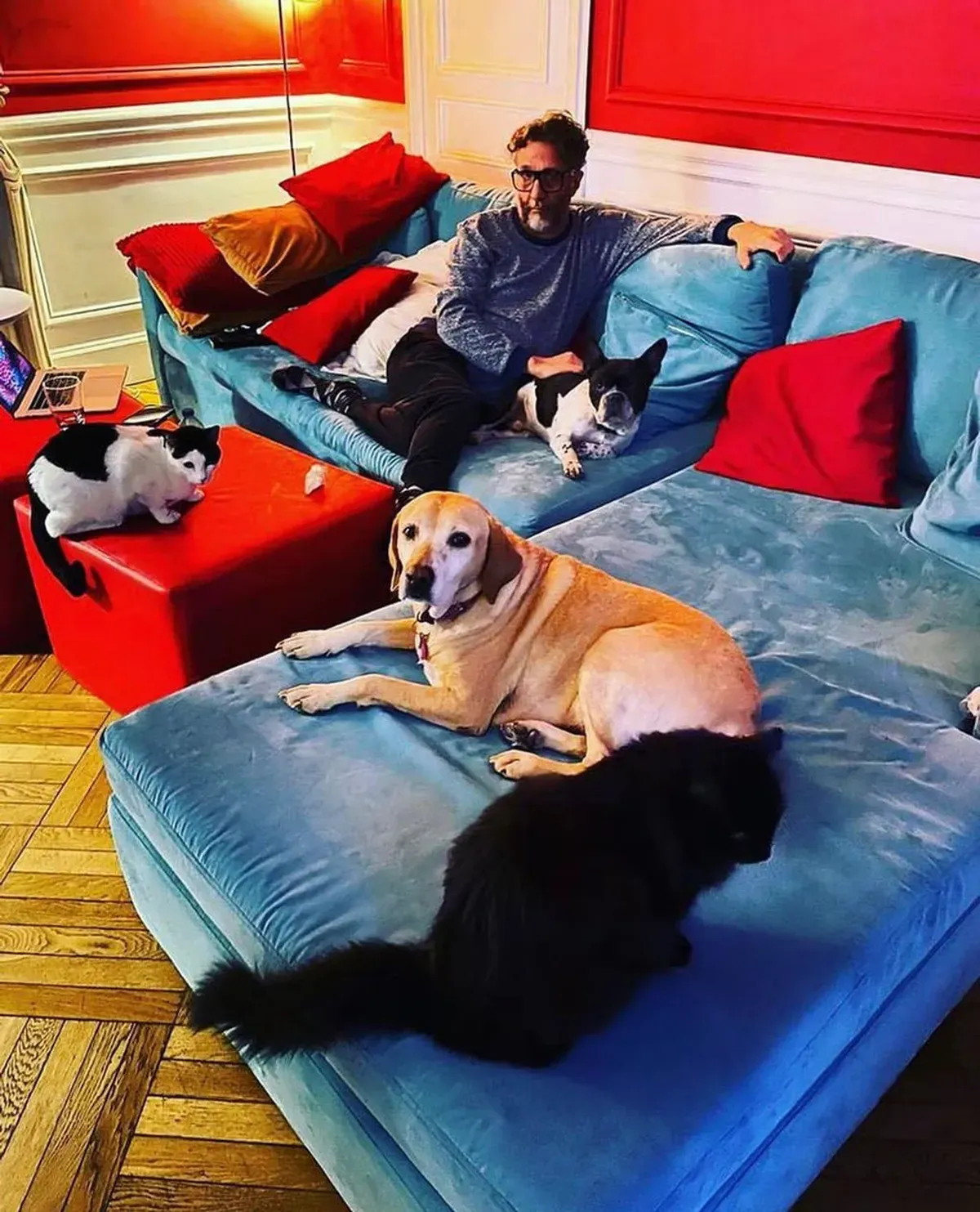 Fito Páez vive en una casa que se ubica en la ciudad de Buenos Aires. Fito Páez vive en una casa que se ubica en la ciudad de Buenos Aires.