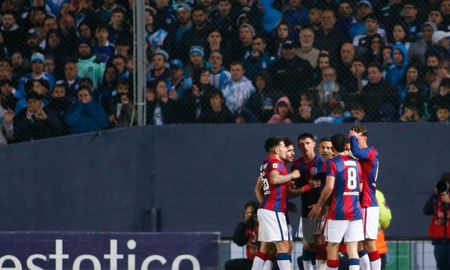 San Lorenzo metió batacazo y derrotó a Racing por 2-1 en el Cilindro de Avellaneda. La Academia terminó con dos jugadores menos.