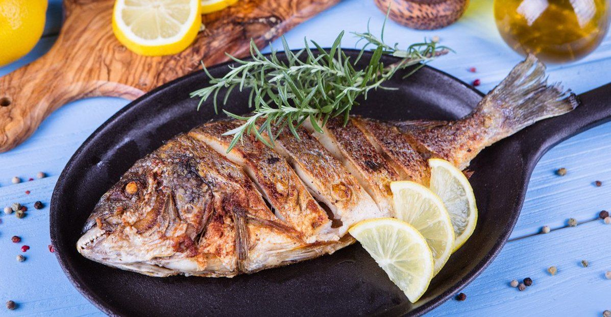 Entre los beneficios mas importantes del consumo de pescado, es el de prevenir enfermedades cardiovasculares.