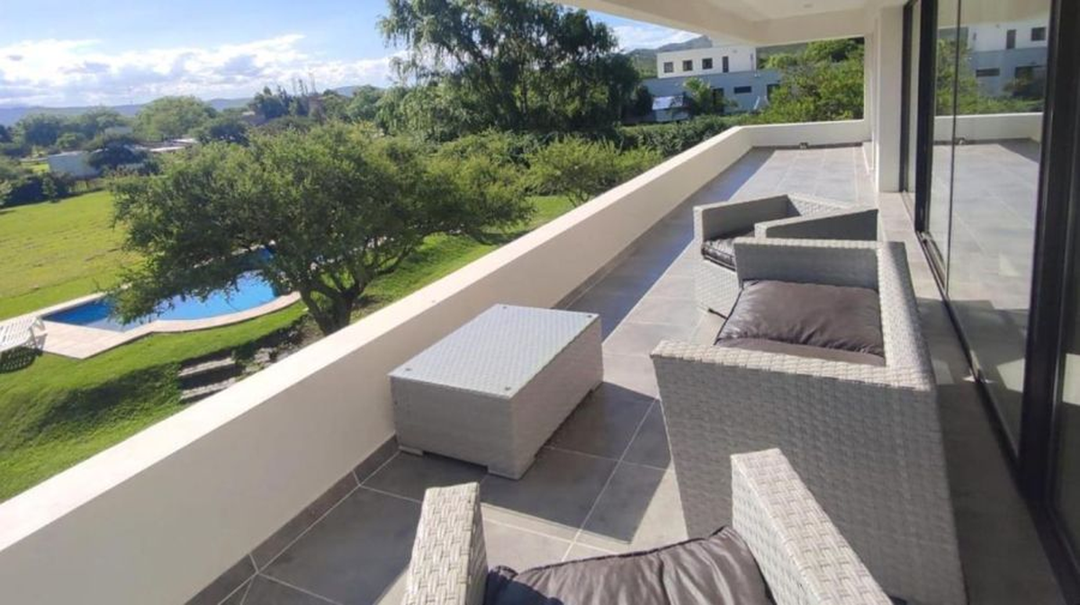 Uno de los espacios más queridos por la influencer es el balcón, en la cual se puede ver el gran patio de la propiedad. Uno de los espacios más queridos por la influencer es el balcón, en la cual se puede ver el gran patio de la propiedad.