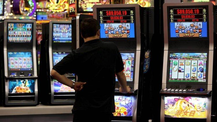 Las casas de apuestas, un anzuelo fácil que crece en los barrios pobres de España