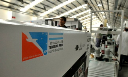 Tierra del Fuego asegura empleo y producción en la industria electrónica tras un acuerdo entre empresas y trabajadores. Tierra del Fuego asegura empleo y producción en la industria electrónica tras un acuerdo entre empresas y trabajadores.