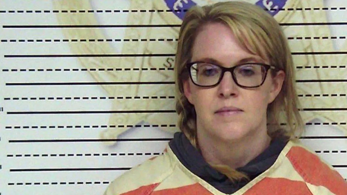 Denuncian a mujer por acostarse con nueve menores a cambio de vapeadores