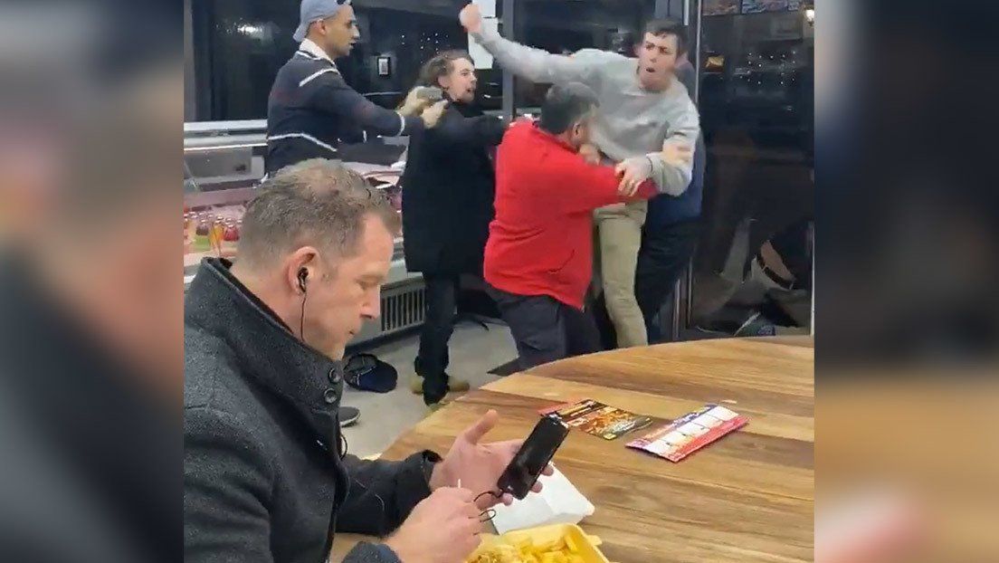 Un hombre come tranquilamente en medio de una gran pelea y se convierte en meme