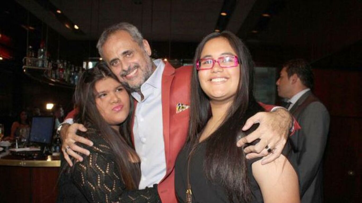Jorge Rial junto a sus hijas, Roc&iacute;o y More Rial.