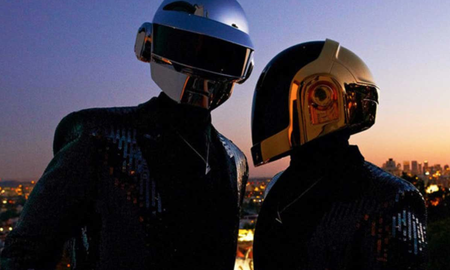 Daft Punk sin cascos en un show de 1996. Daft Punk sin cascos en un show de 1996.