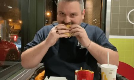 enterro una hamburguesa con papas, paso un ano y la desenterro para comerla en su cumpleanos n°40 enterro una hamburguesa con papas, paso un ano y la desenterro para comerla en su cumpleanos n°40