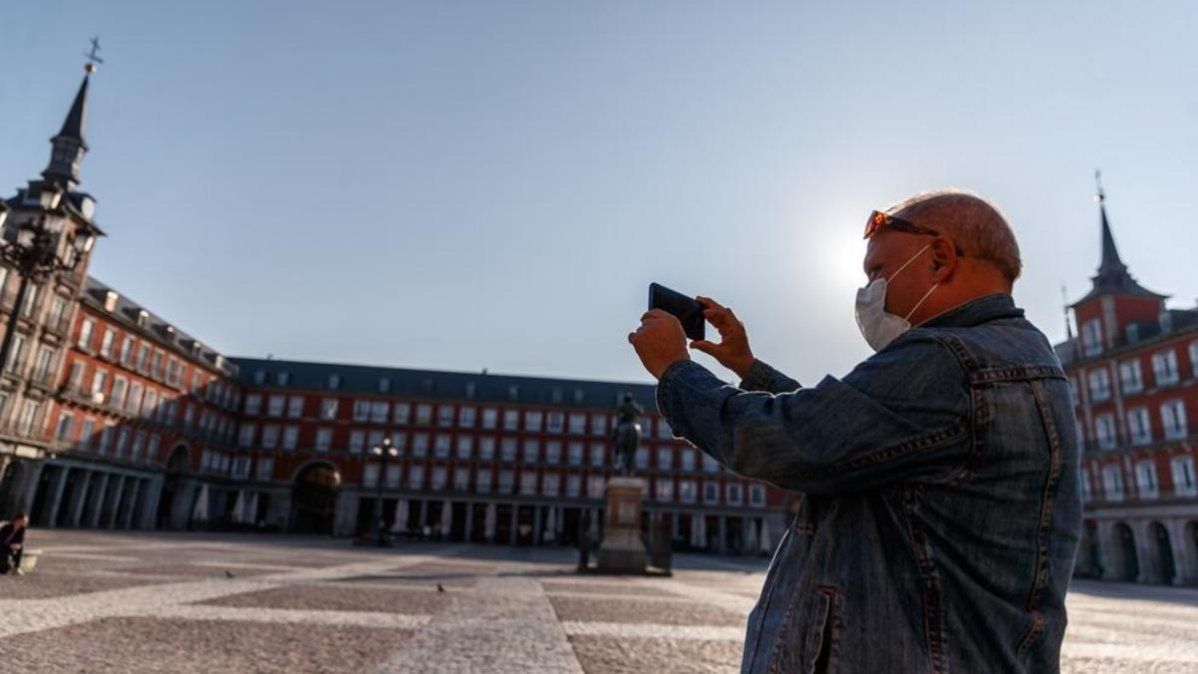 La Plaza Mayor de Espa&ntilde;a pr&aacute;cticamente vac&iacute;a por el coronavirus. Foto: La Vanguardia.