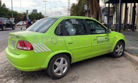 El remisero es el conductor de un Chevrolet Corsa que si bien recibió unos cachetazos, no sufrió lesiones graves. El remisero es el conductor de un Chevrolet Corsa que si bien recibió unos cachetazos, no sufrió lesiones graves.