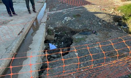 Dos socavones en la zona de Gaboto al 4500 pone en riesgo a los vecinos de Barranquitas Oeste, que advierten que la situación se agrava con cada lluvia. Dos socavones en la zona de Gaboto al 4500 pone en riesgo a los vecinos de Barranquitas Oeste, que advierten que la situación se agrava con cada lluvia.