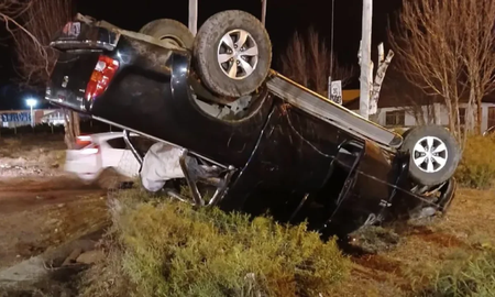 Un empleado de un taller mecánico en Bariloche, robó una camioneta y terminó en un accidente. Un empleado de un taller mecánico en Bariloche, robó una camioneta y terminó en un accidente.