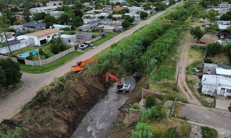 Inversión histórica en obras hídricas: el gobierno de Pullaro licita la limpieza de canales troncales en zona centro de la provincia. Inversión histórica en obras hídricas: el gobierno de Pullaro licita la limpieza de canales troncales en zona centro de la provincia.