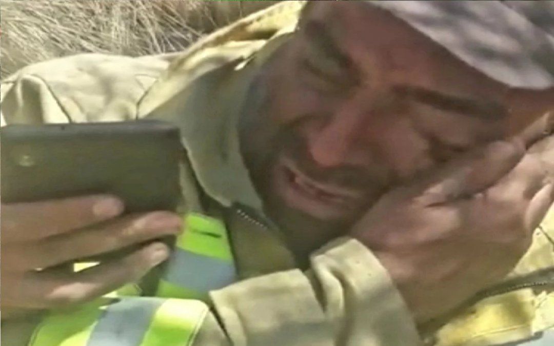 Perdón: el conmovedor llanto de un bombero en plena lucha contra el fuego