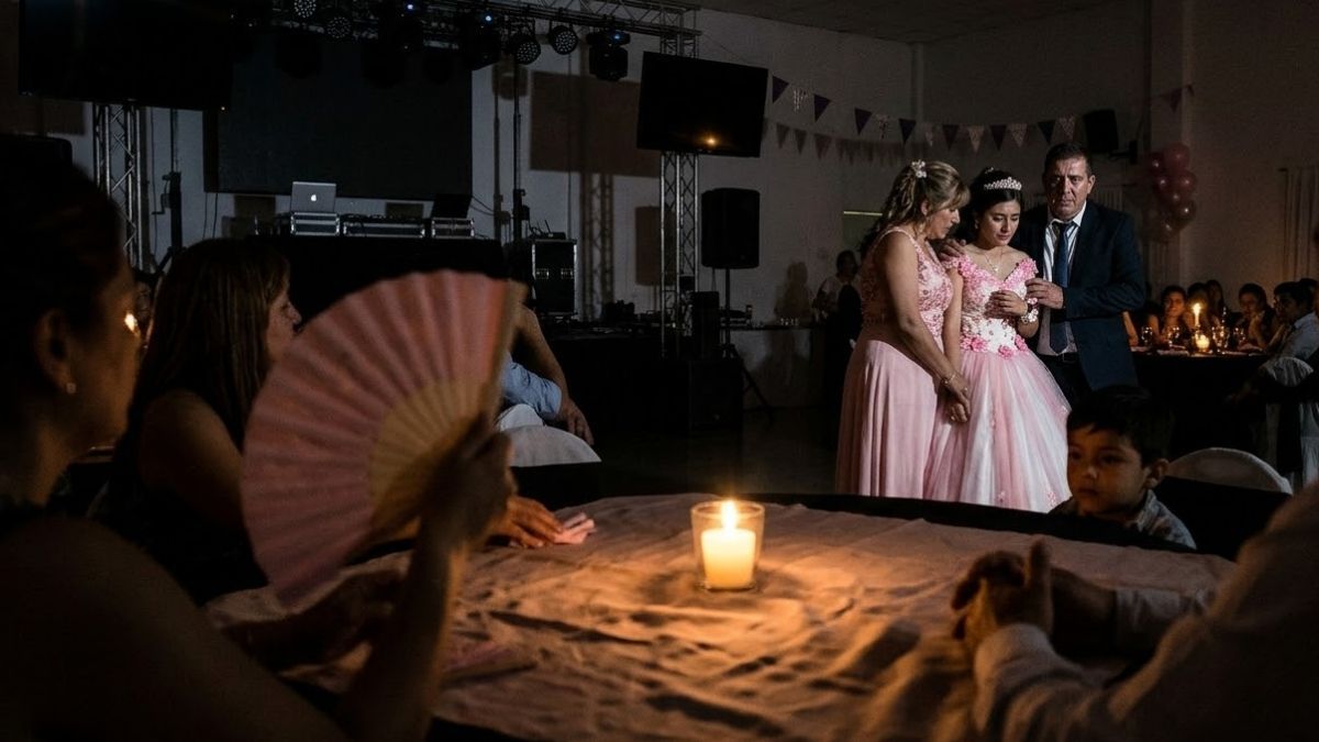 Un corte de luz durante la fiesta de 15 años dejó a todos los invitados a oscuras.