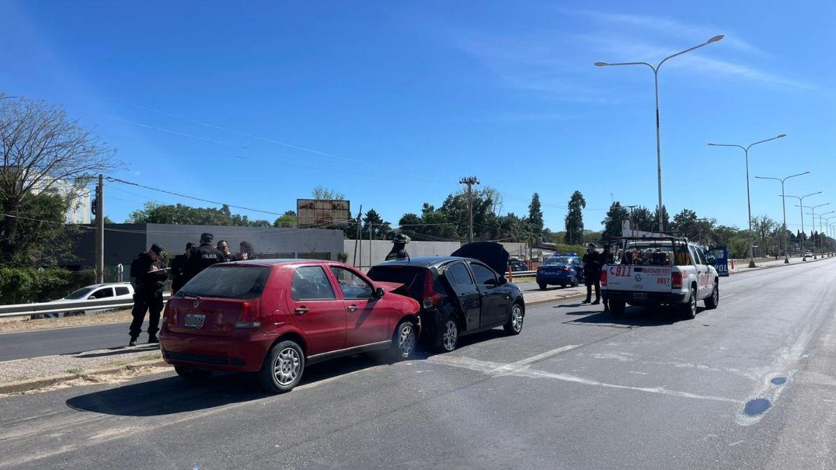 Bomberos y personal policial trabajaron en el lugar del accidente para liberar a los ocupantes atrapados. Bomberos y personal policial trabajaron en el lugar del accidente para liberar a los ocupantes atrapados.