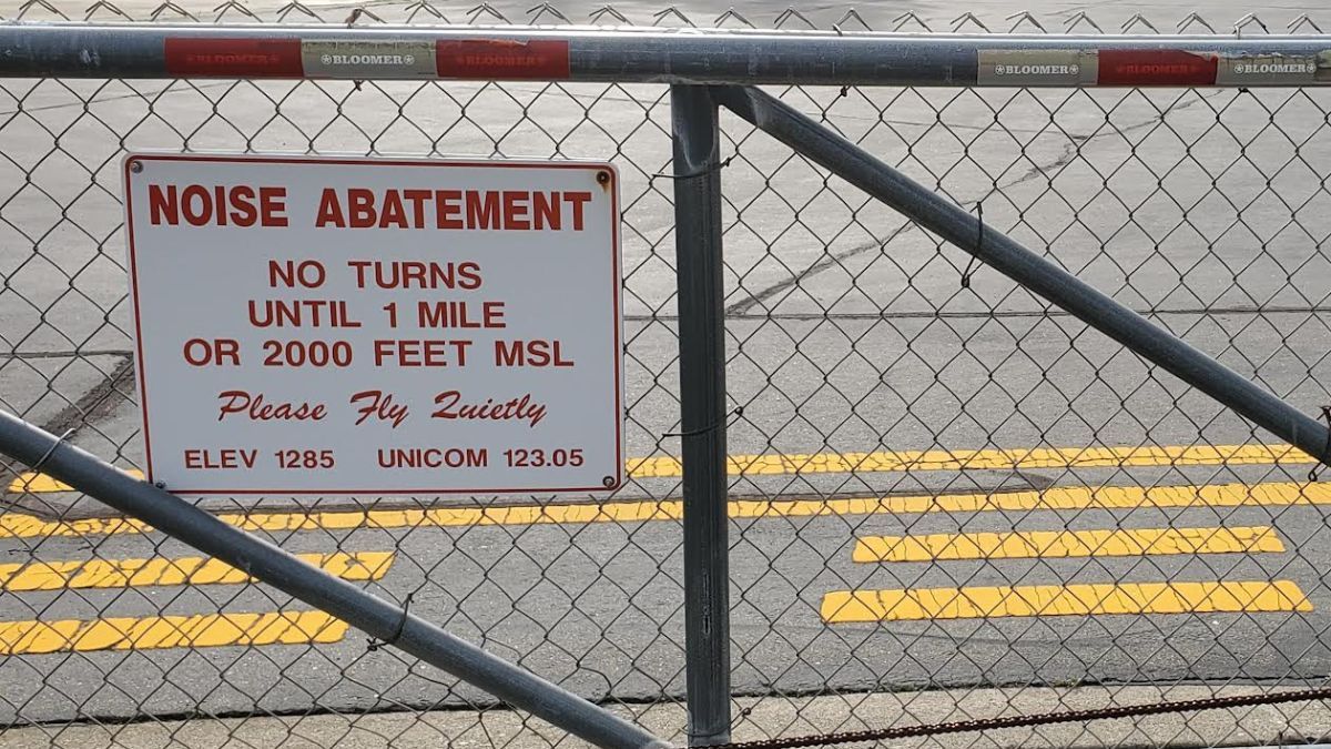 Existen estrictas ordenanzas sobre el ruido de las aeronaves y los horarios de descanso en los que se sugiere no operar. En el cartel se lee: “Reducción de ruido. No realizar virajes hasta una milla náutica (1805 metros) del aeroparque o debajo de 2000 pies (608 metros) del nivel medio del mar. Por favor, vuele silenciosamente”. Además, se indica la altura del aeropuerto (1285 pies, o 391 metros) sobre el nivel del mar y la frecuencia de radio a utilizar por los aviones (123.05 MHz).