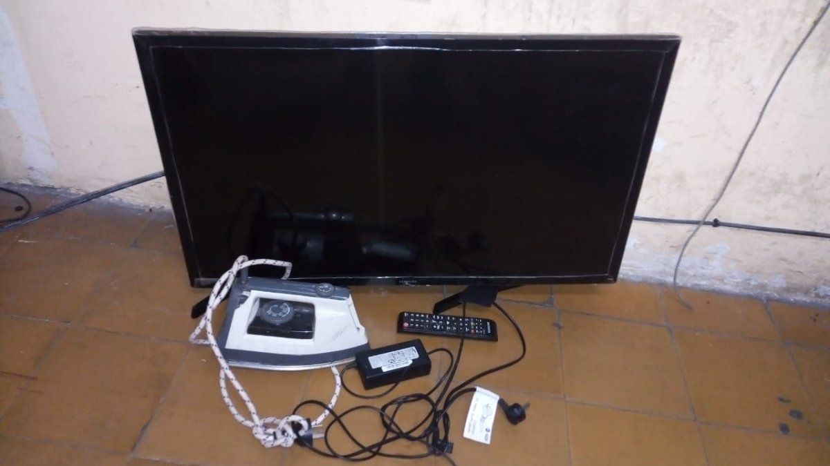 El ladrón estaba escondido detrás del tanque del agua del vecino con un LCD, una plancha y una lata de cerveza